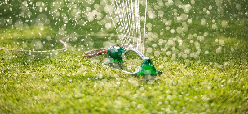 With so many lawn sprinklers now available it can be difficult to choose the right model for you. We compared over 20 of the best lawn sprinklers. See finding
