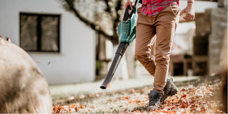 In this review we compared over 20 cordless leaf blowers blowers from the biggest brands and have named the Top 5 best cordless leaf blowers with reviews including Makita, DeWalt, Ryobi and more. In depth reviews and comparisons