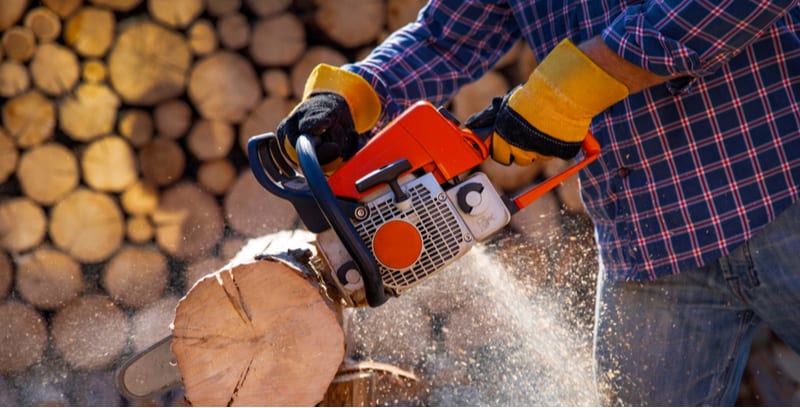With so many chainsaw now available, corded, petrol and cordless is can be difficult finding the best chainsaw. We compare 6 of the best models from top brands